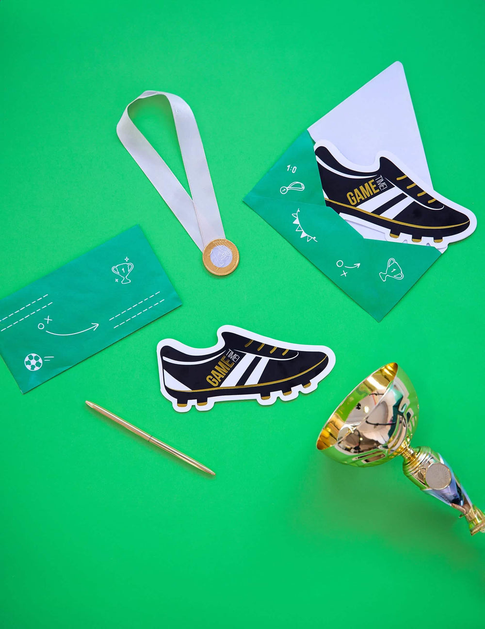 Encenação com acessórios e envelope dos cartões de convite chuteiras de futebol