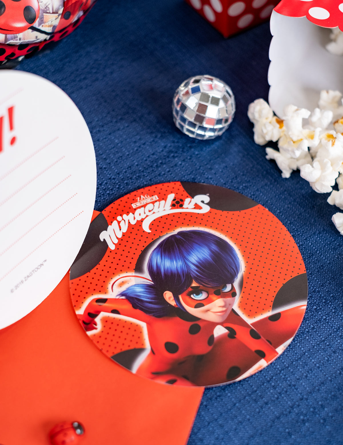 Détail de l'illustration Ladybug des 6 cartons d'invitation avec enveloppes Miraculous Ladybug