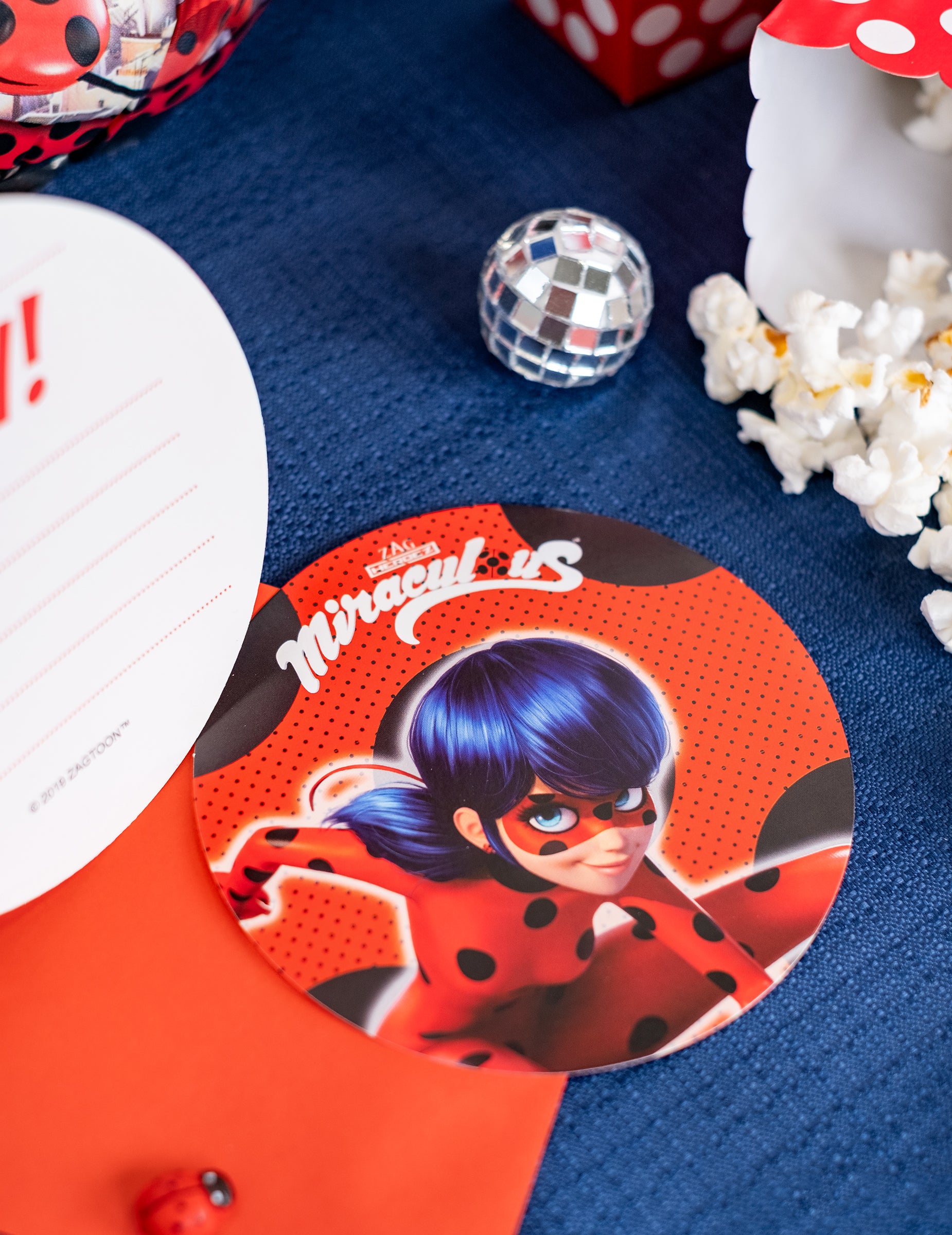 Détail de l'illustration Ladybug des 6 cartons d'invitation avec enveloppes Miraculous Ladybug