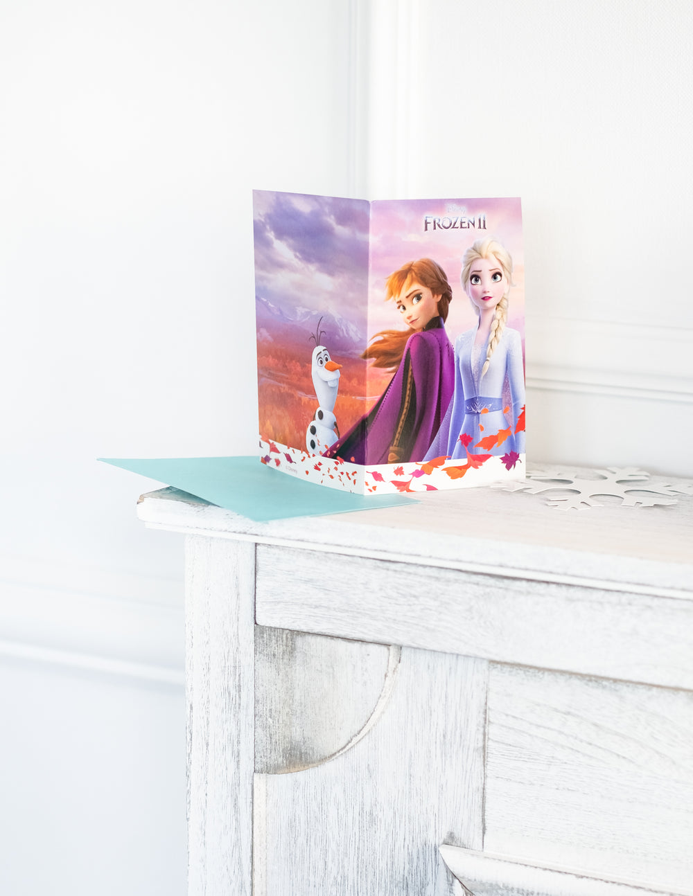 Mise en situation des Cartons d'invitations et enveloppes La Reine des Neiges 2