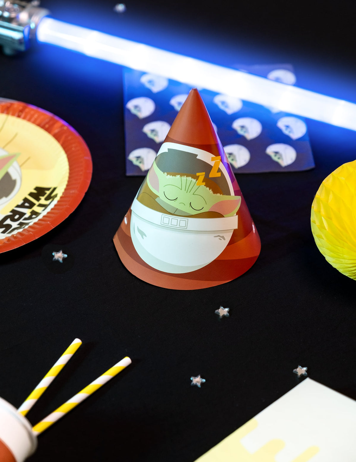 Mise en situation des chapeaux de fête en carton bébé Yoda The Mandalorian