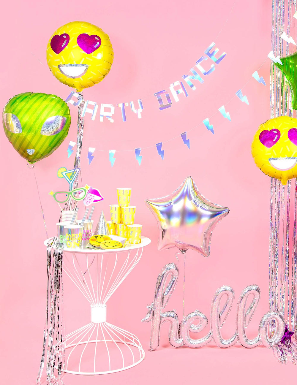 Colocação do chapéu de festa para aniversário iridescente
