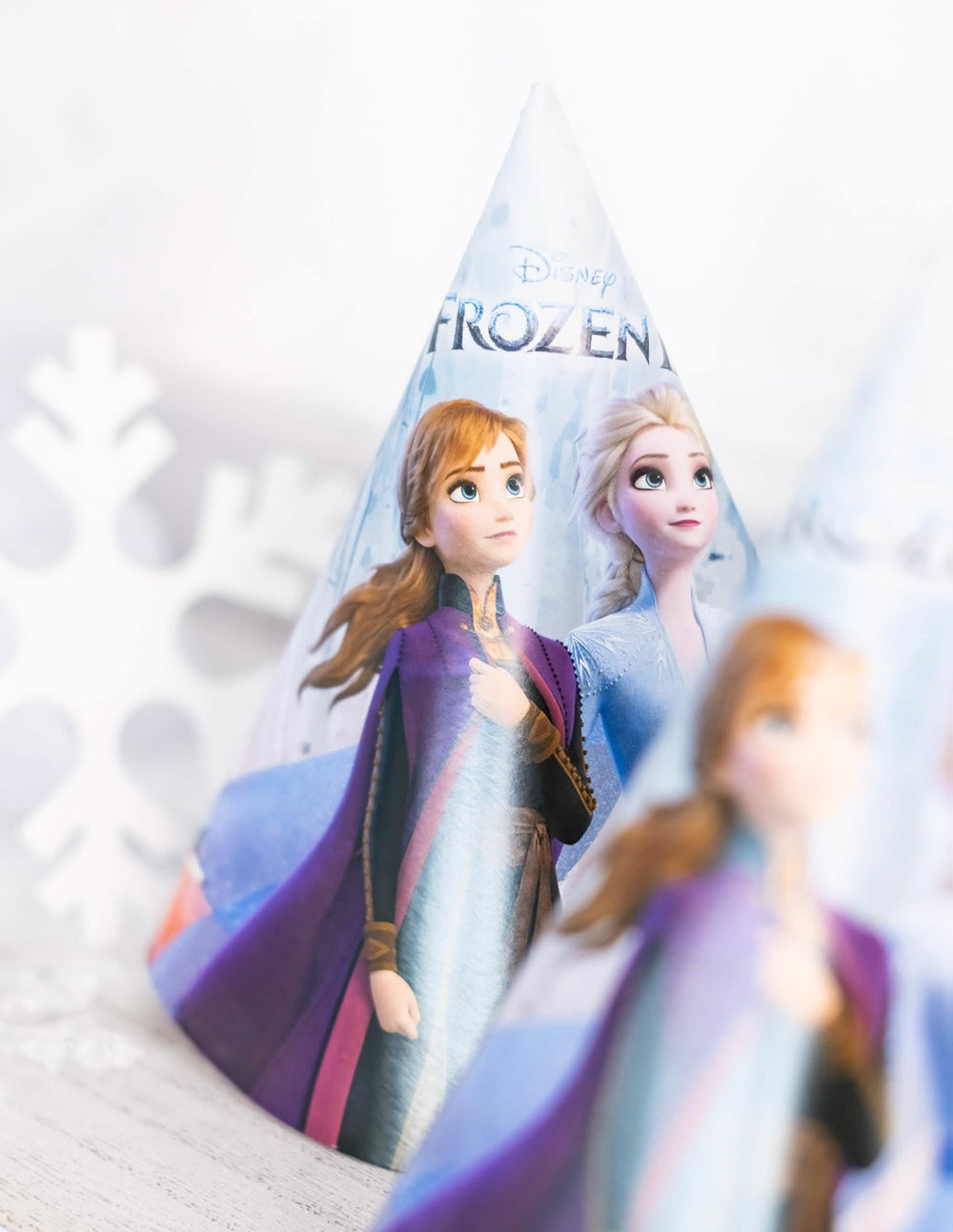 Grande plano dos personagens Anna e Elsa do chapéu de festa em cartão Frozen 2