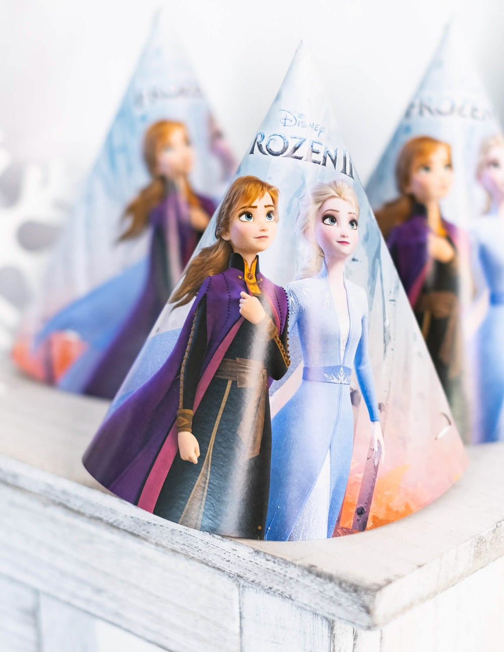 Vista em perspetiva aproximada do chapéu de festa em cartão Frozen 2