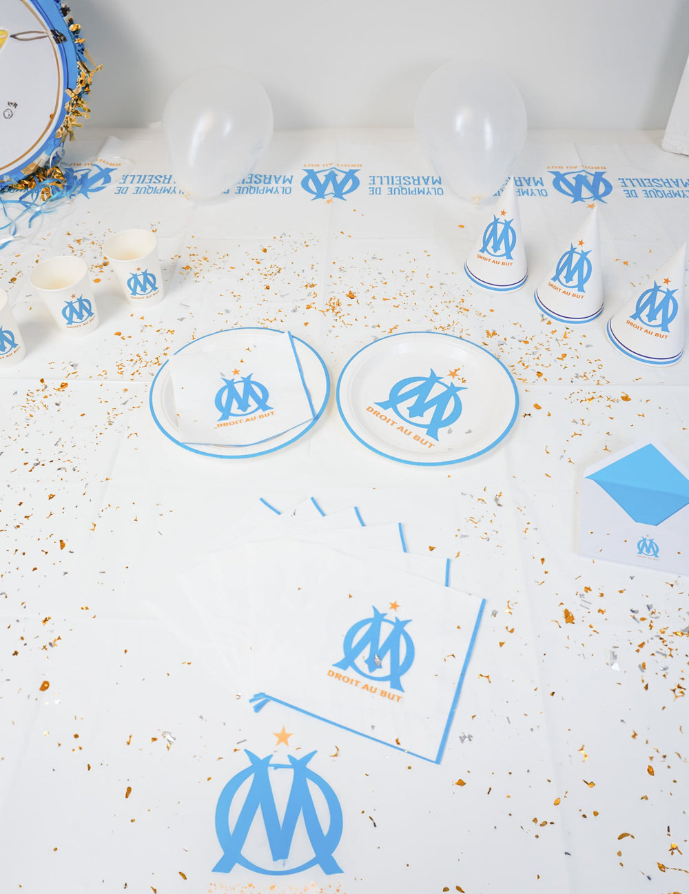 Mise en situation sur table des Chapeaux de fête Olympique de Marseille