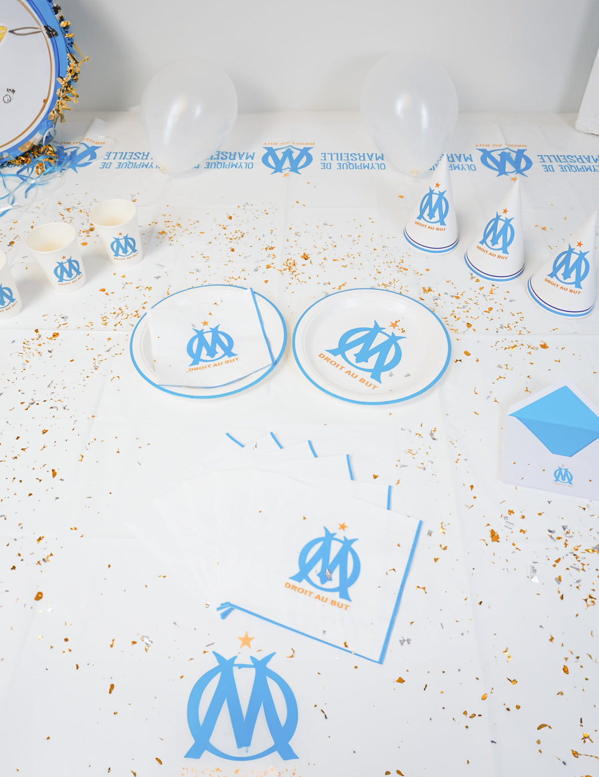 Mise en situation sur table des Chapeaux de fête Olympique de Marseille