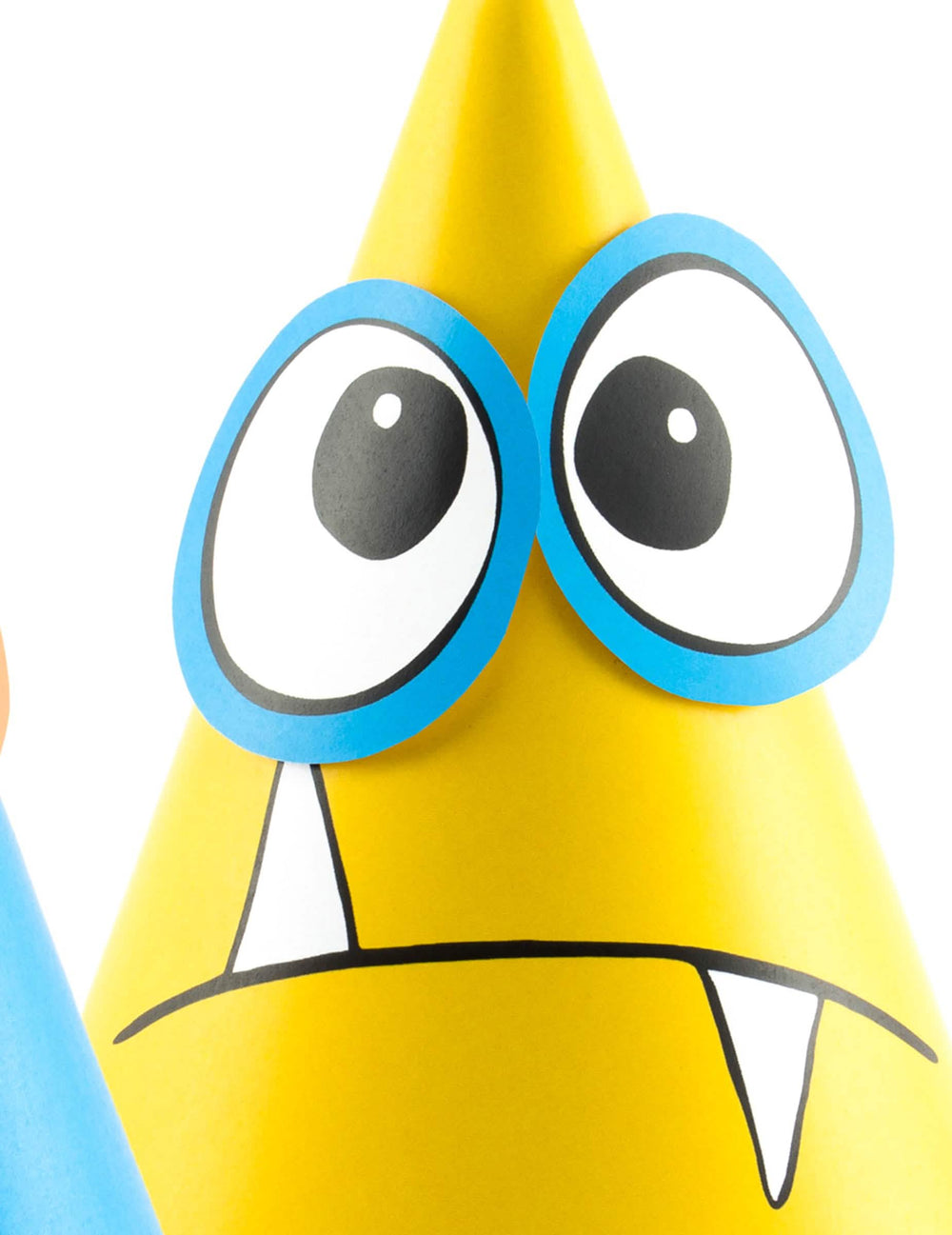 Detalhe do monstro amarelo com dentes afiados do chapéu de festa pequenos monstros