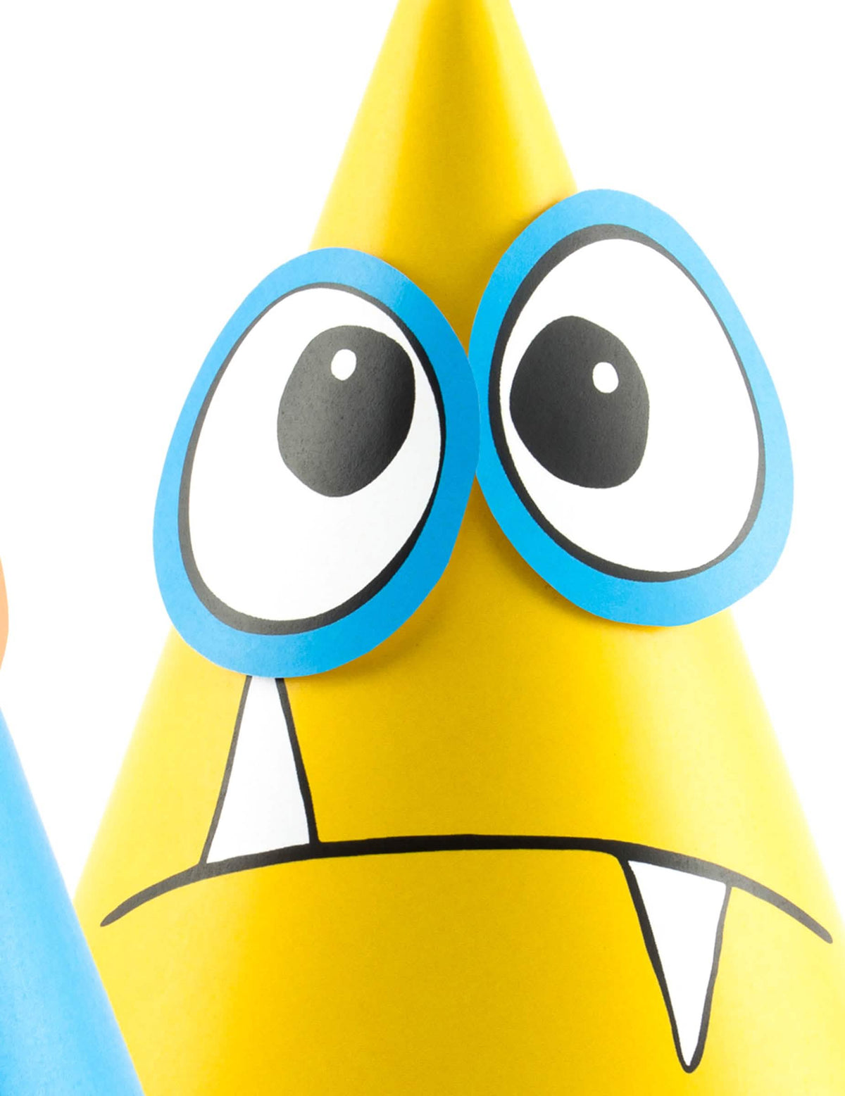 Detalhe do monstro amarelo com dentes afiados do chapéu de festa pequenos monstros