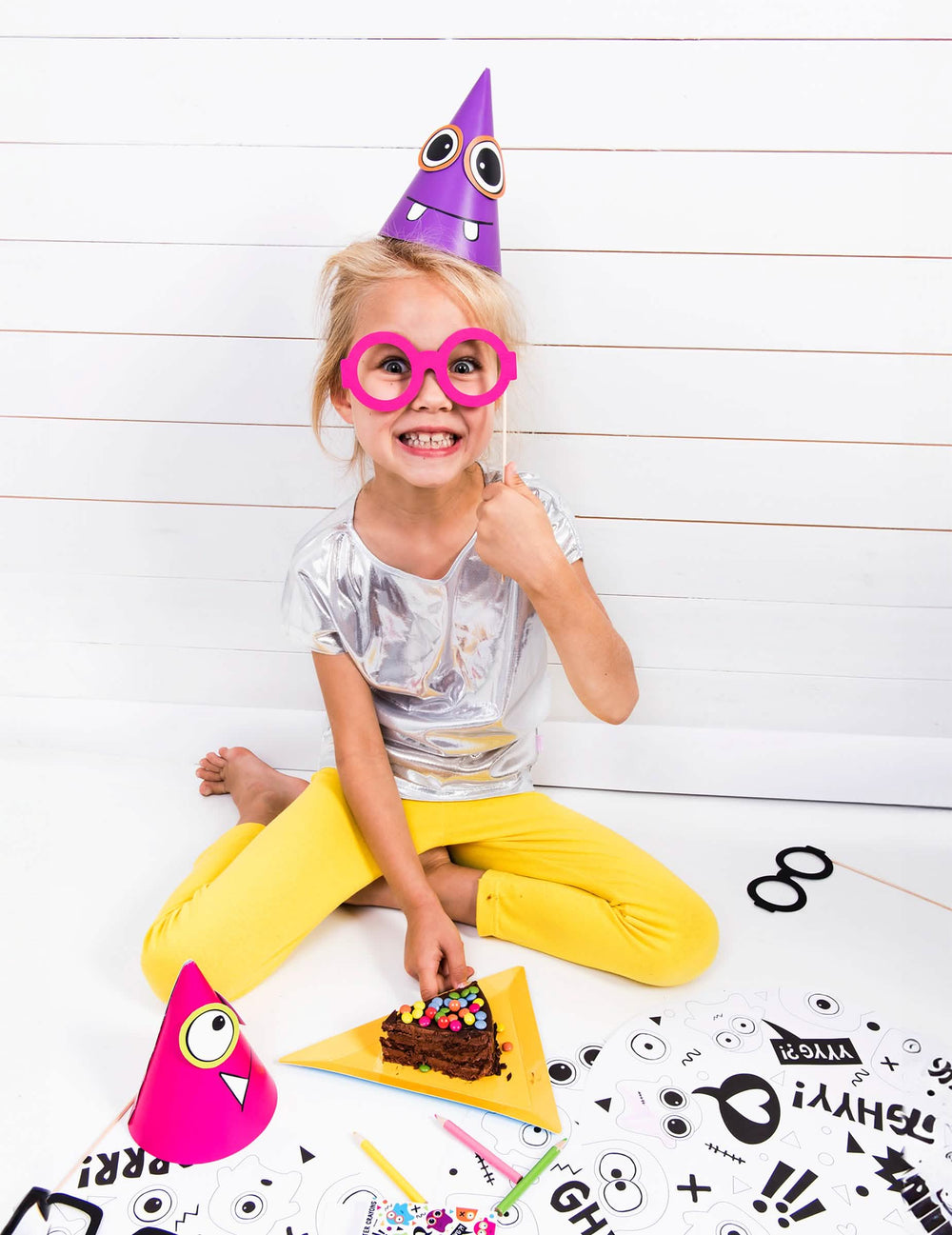 criança a usar o chapéu roxo do chapéus de festa pequenos monstros