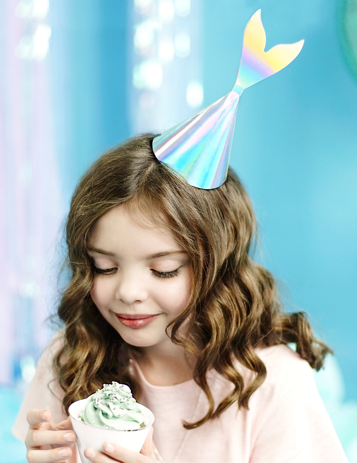 Détail du chapeau de fête queue de sirène porté par un enfant