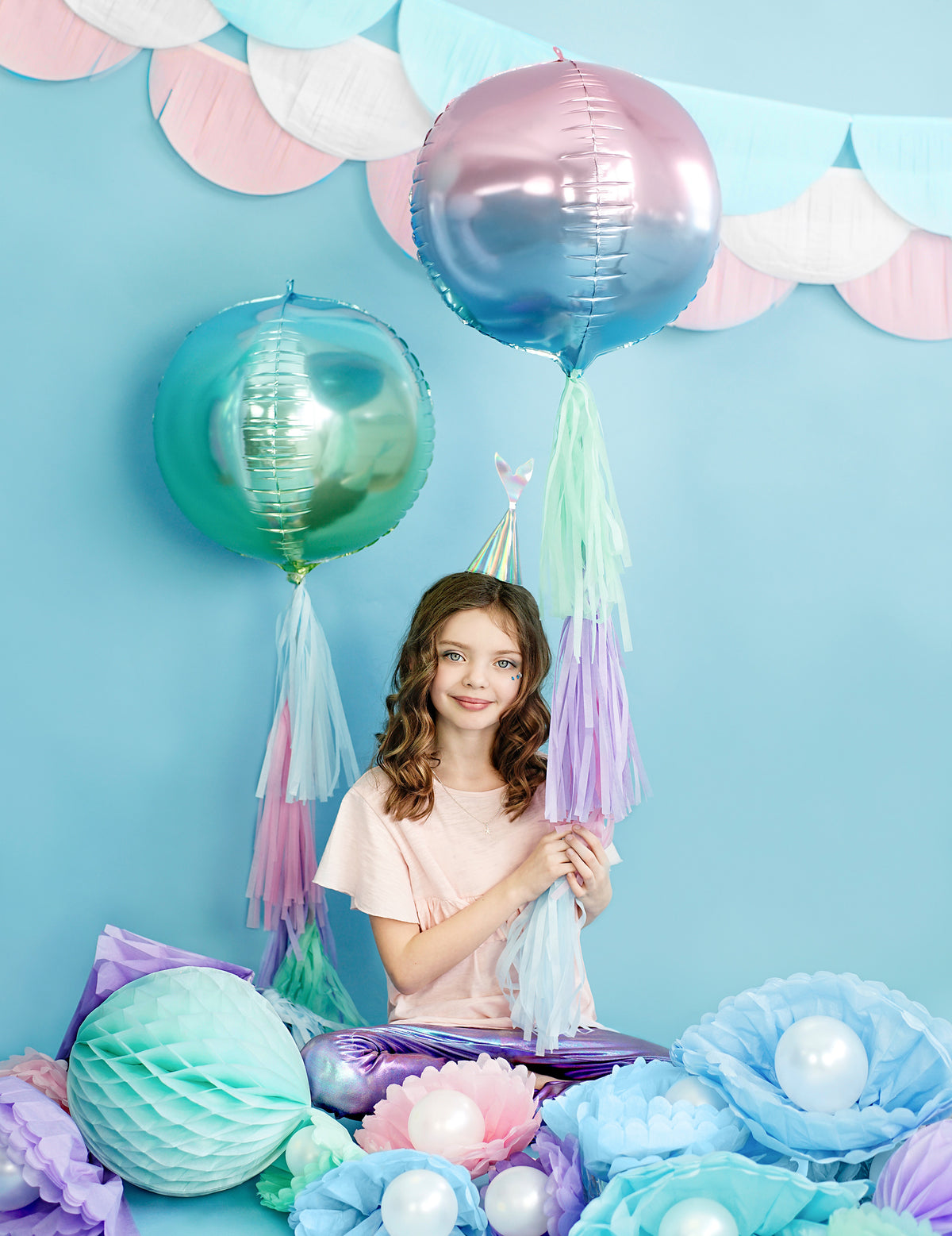 Portrait d'enfant avec ballons du chapeau de fête queue de sirène
