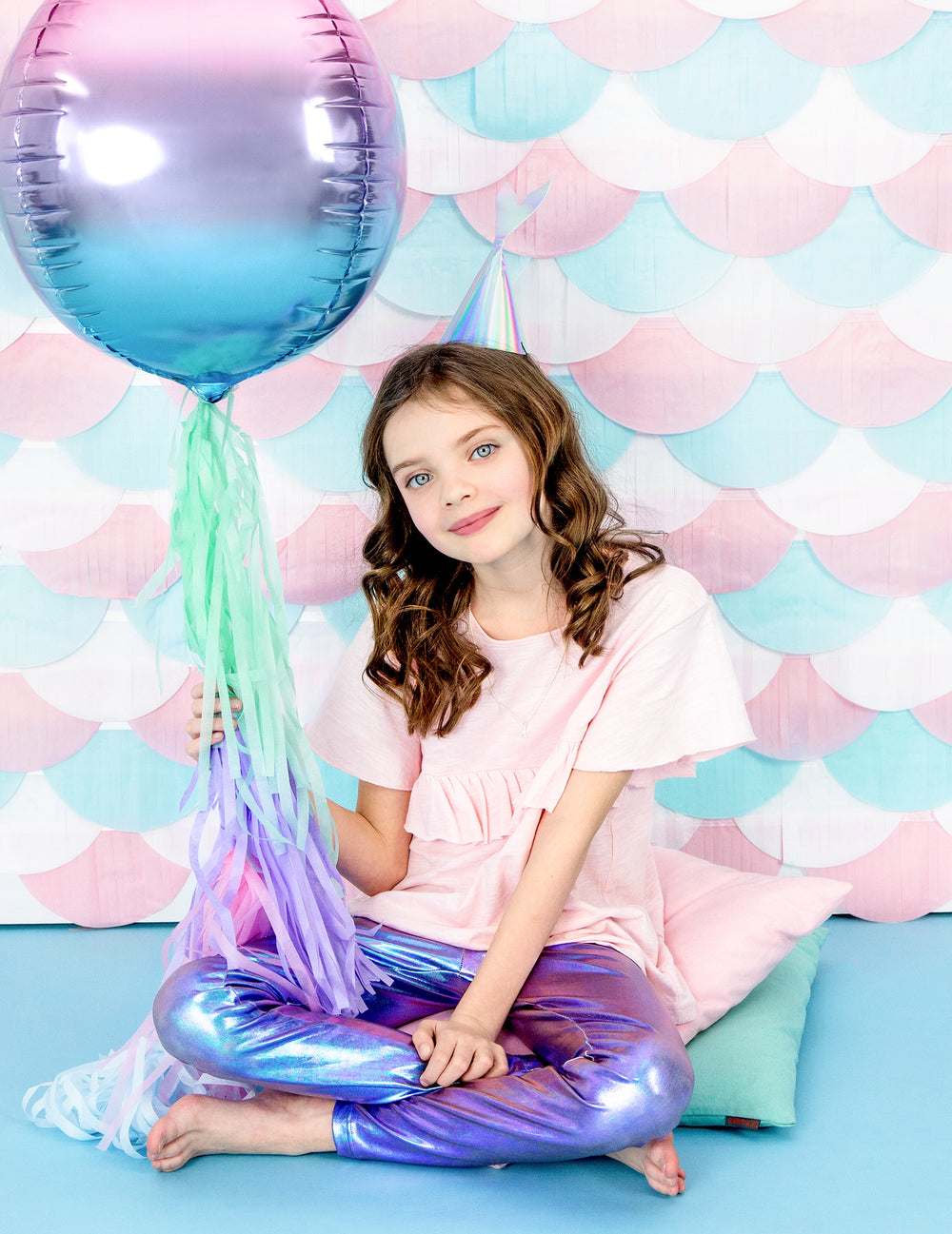 Mise en scène avec ballon et décor du chapeau de fête queue de sirène