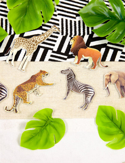 Gros plan sur les motifs du confettis de table animaux de la savane en bois