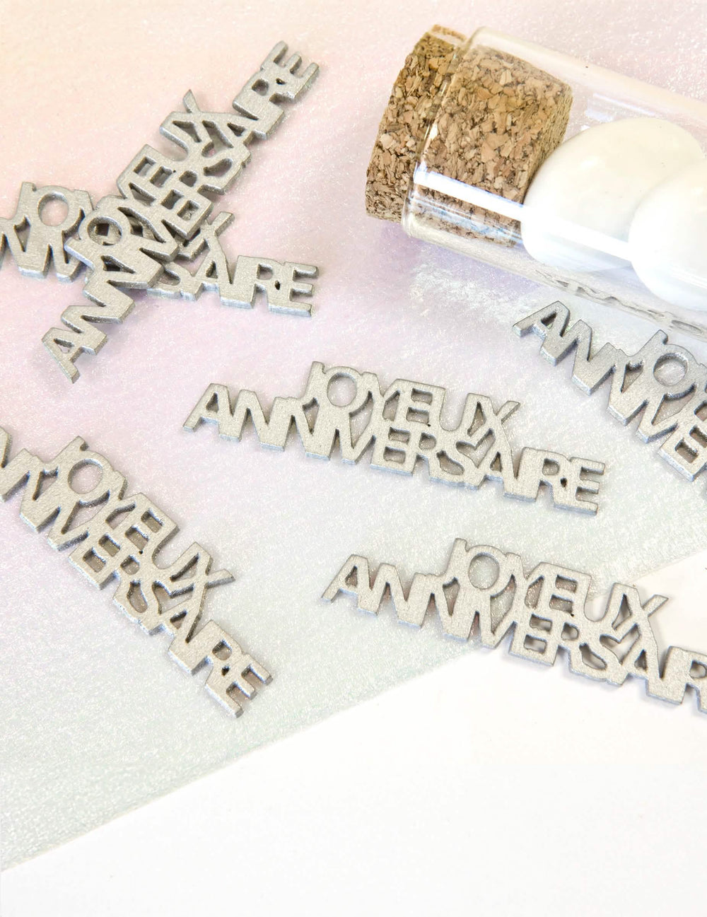Grande plano dos confettis de mesa parabéns