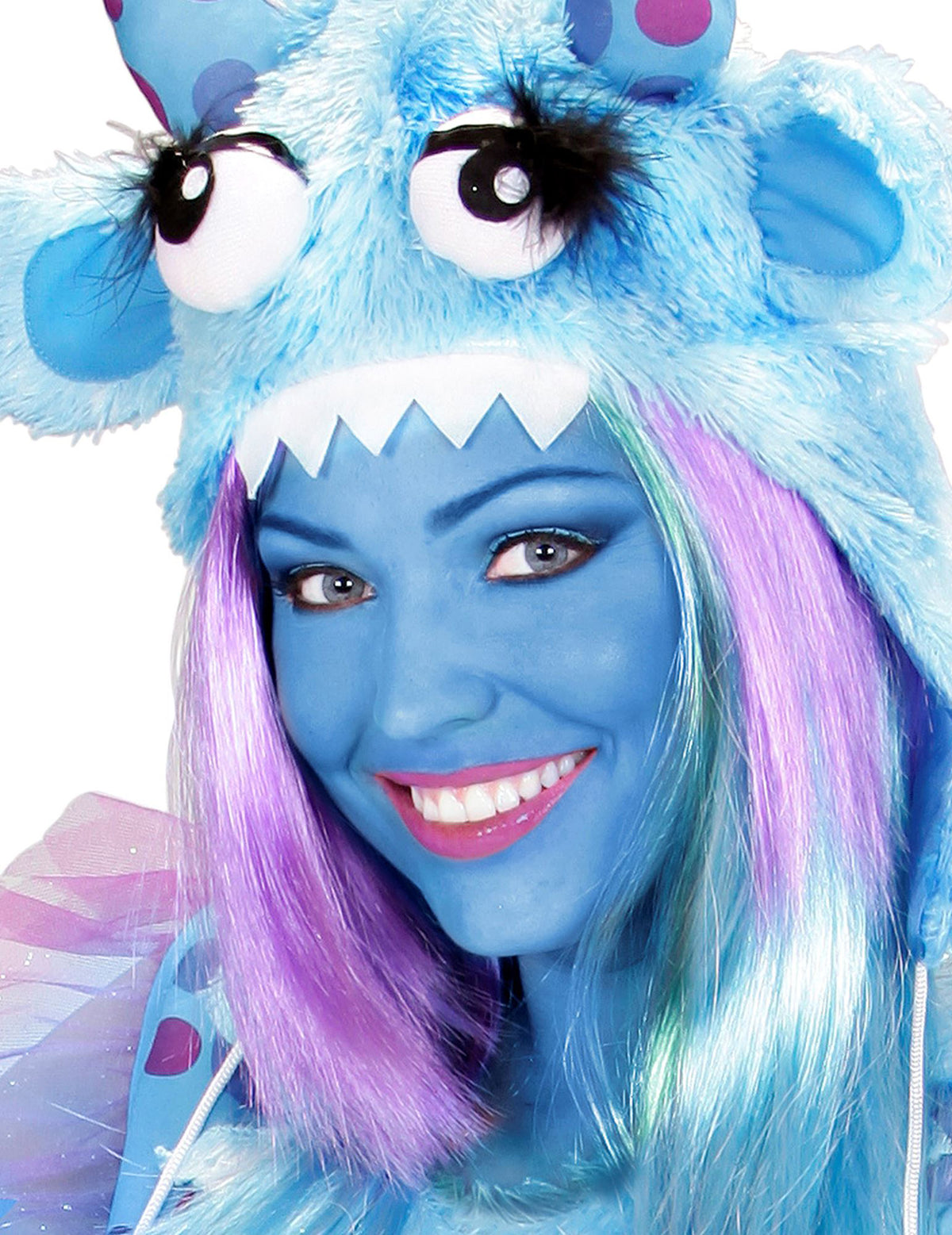 Gros plan sur le maquillage bleu réalisé avec les 6 crayons à maquillage rétractables de fête