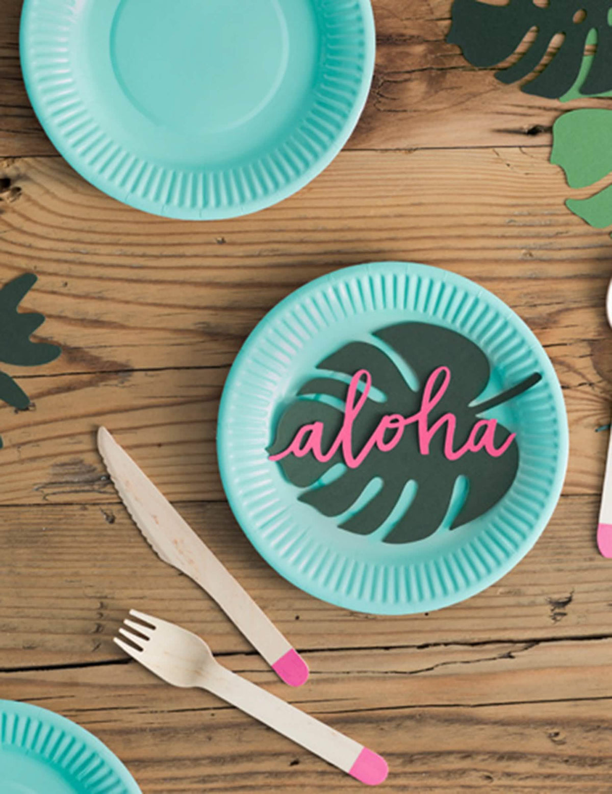 Encenação num prato das decorações de mesa folha havaí monstera