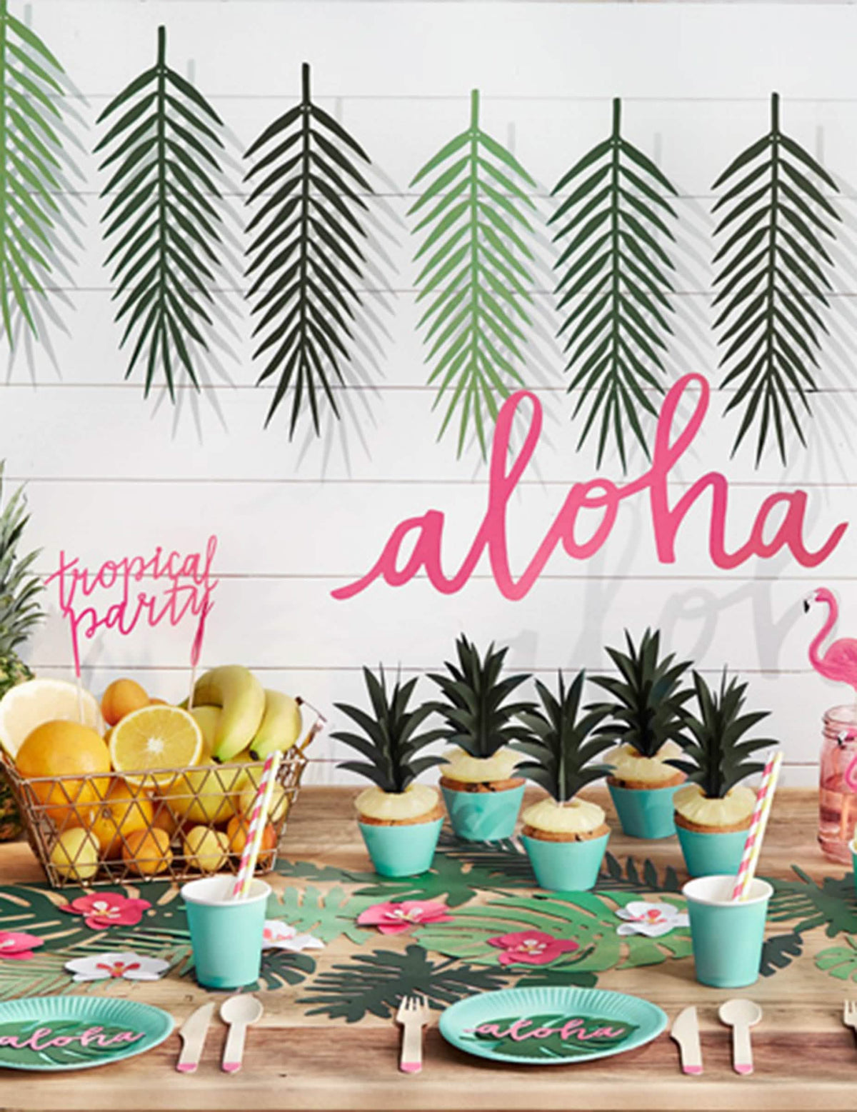 Mise en situação num buffet com decorações de mesa folha havaí monstera