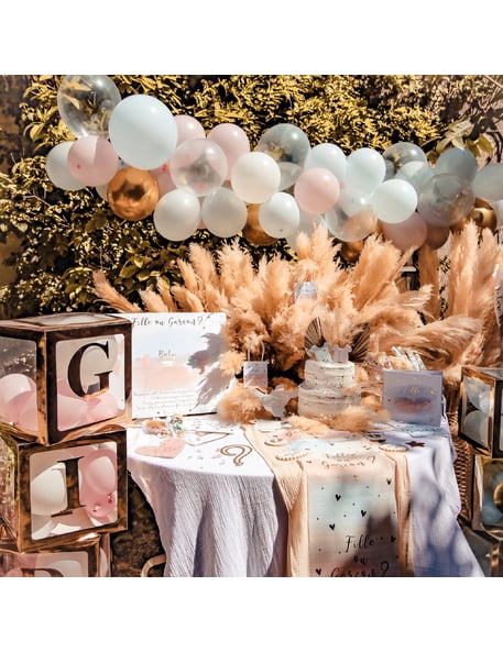 Mise en scène des décorations de table fille ou garçon pour gender reveal