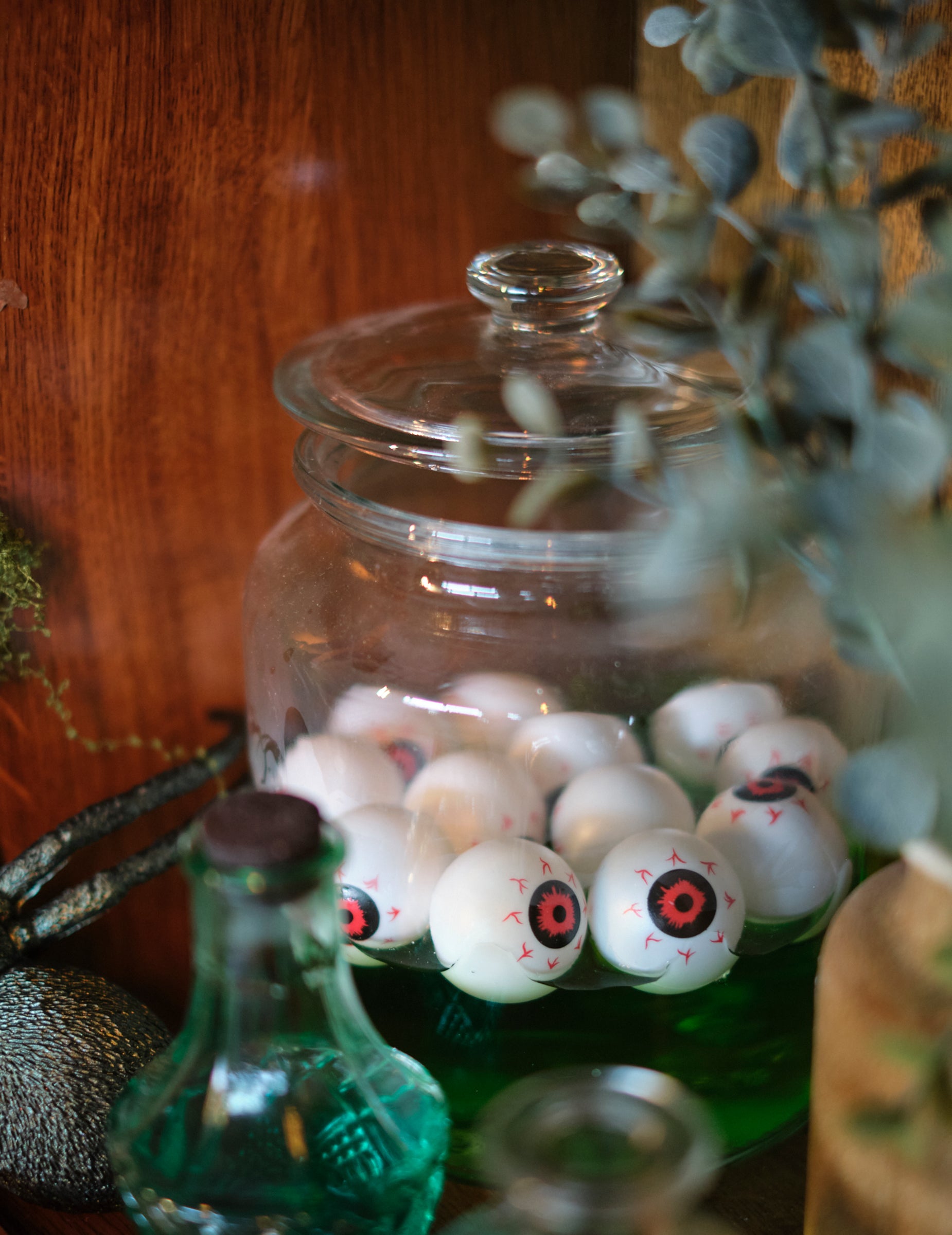 Mise en situation dans un bocal des décorations petits yeux globuleux pour Halloween
