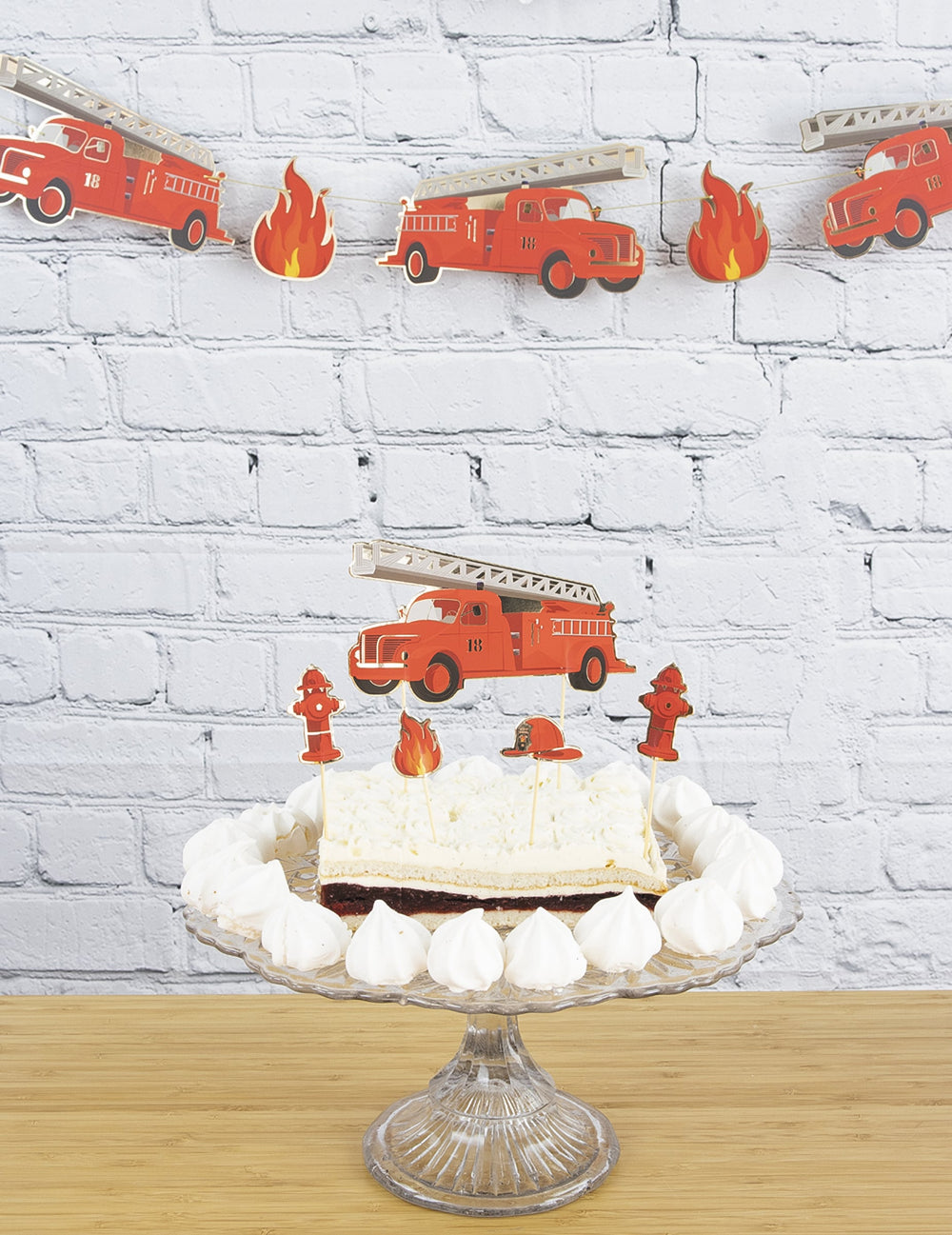 Mise en scène sur un gâteau des 6 décorations pour gâteau Pompier