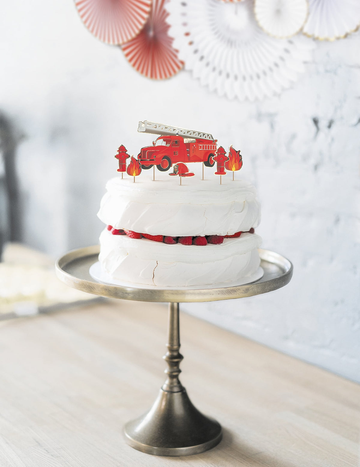 Mise en scène sur un présentoir des 6 décorations pour gâteau Pompier