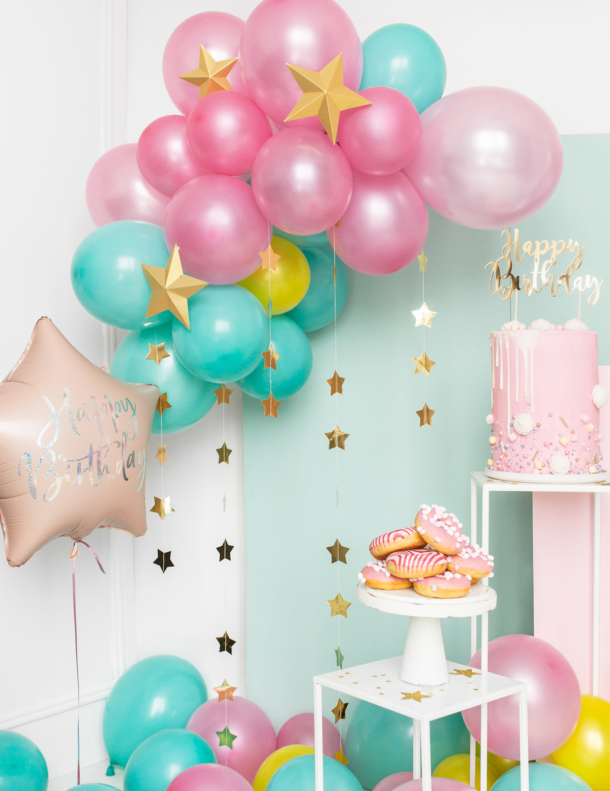 Ambiance festive avec gâteau et ballons de l'Etoile à suspendre 3D Noël