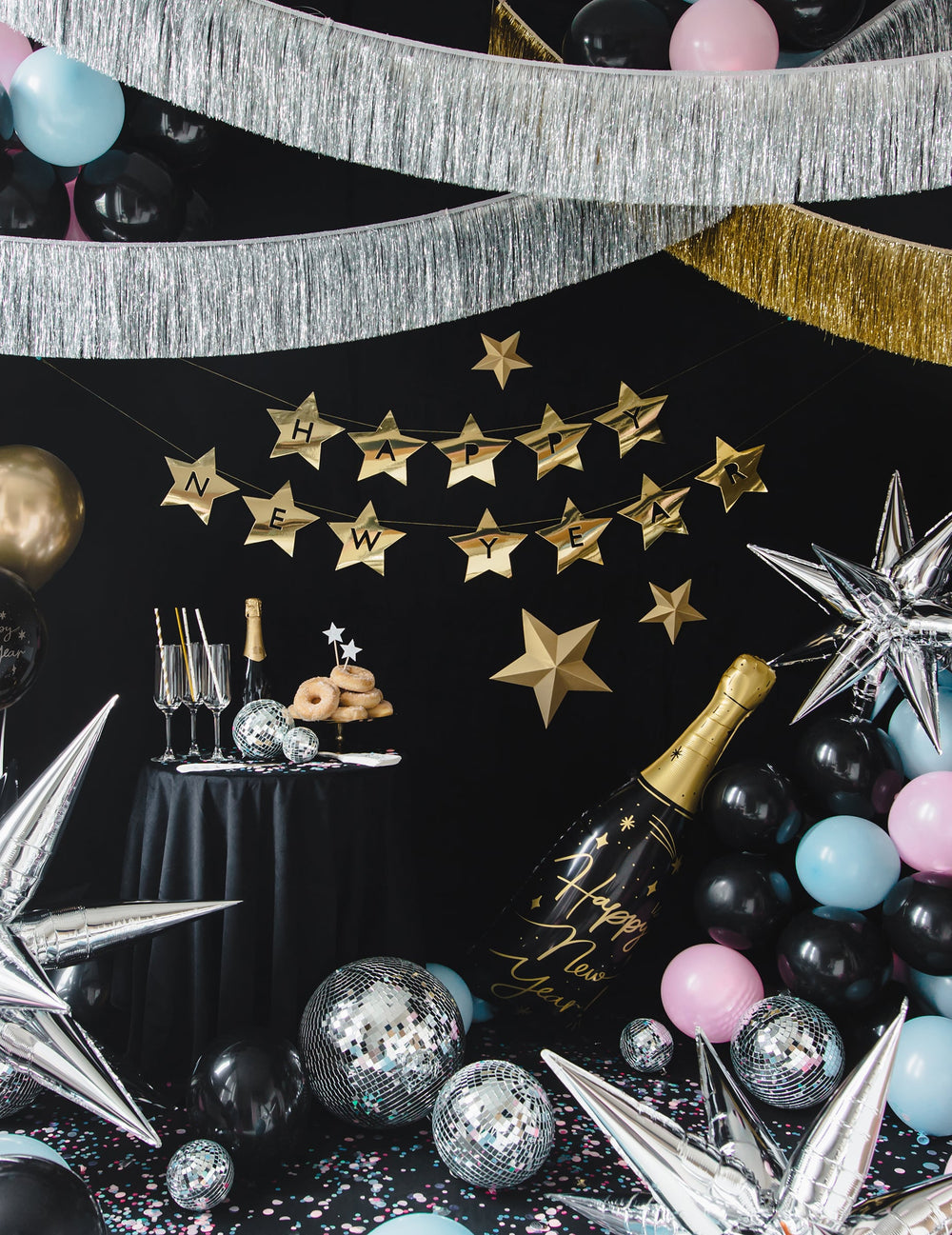 Ambiance de Nouvel An avec ballons et boules à facettes de l'Etoile à suspendre 3D Noël