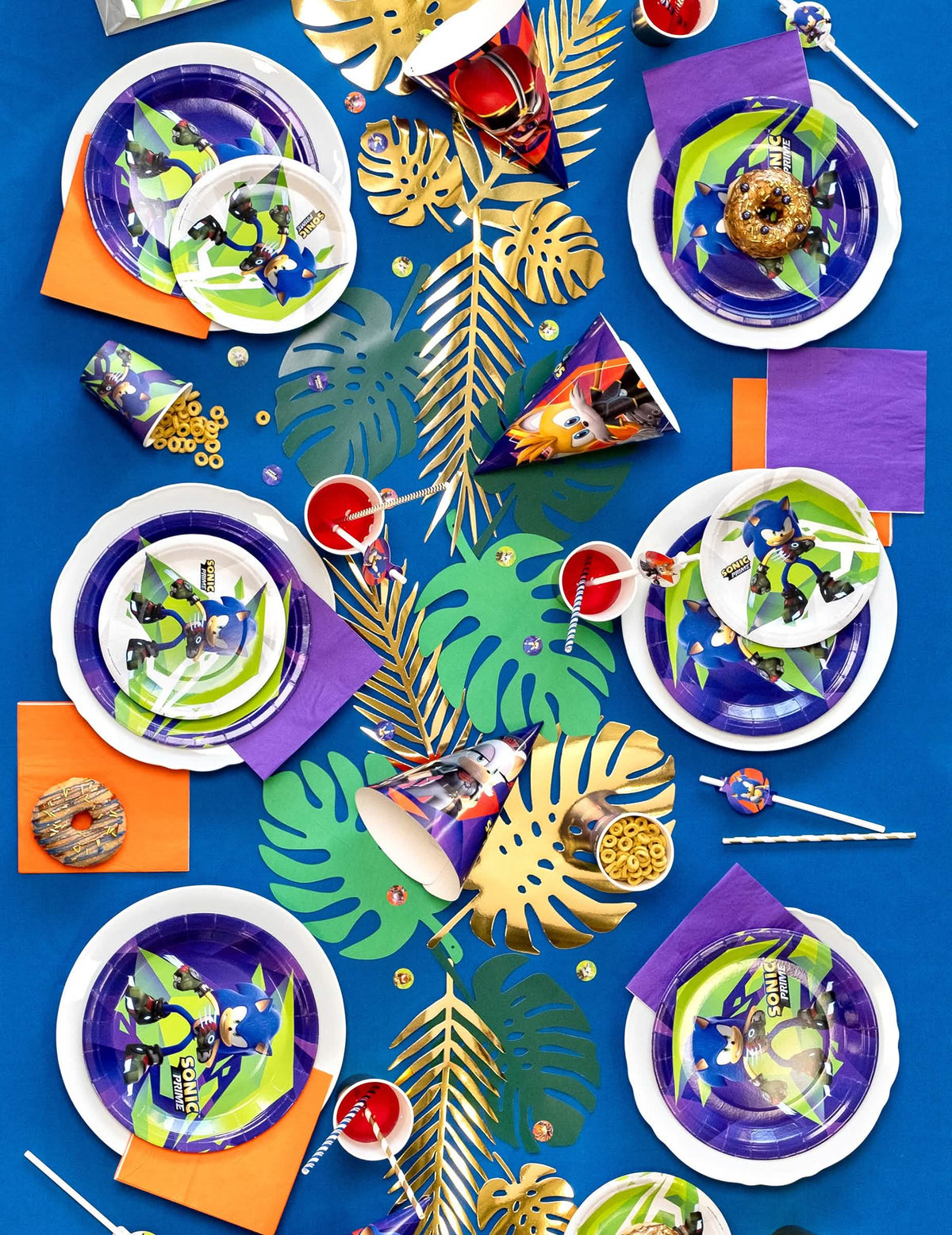 Colocação de folhas tropicais em cartão para decoração de mesa