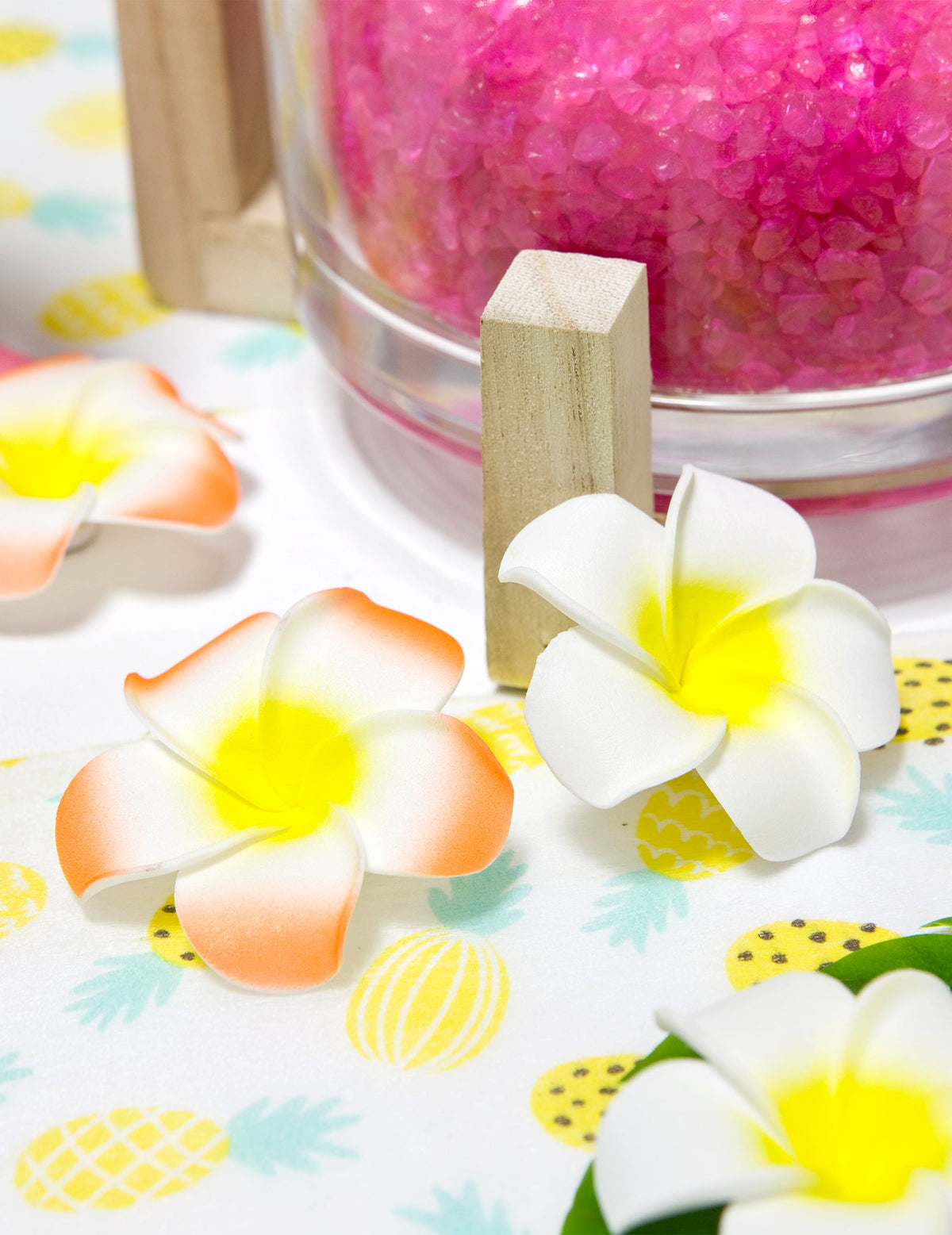 Mise en situation décorative des 6 fleurs de monoï artificielles pour décoration