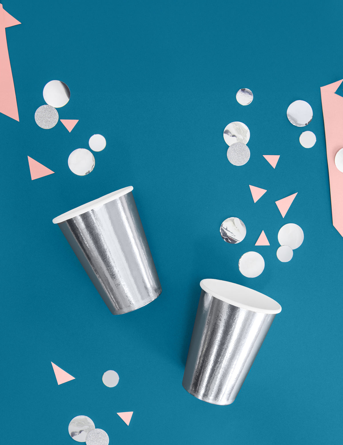 Mise en situation vue de dessus avec confettis des gobelets argentés pour fête