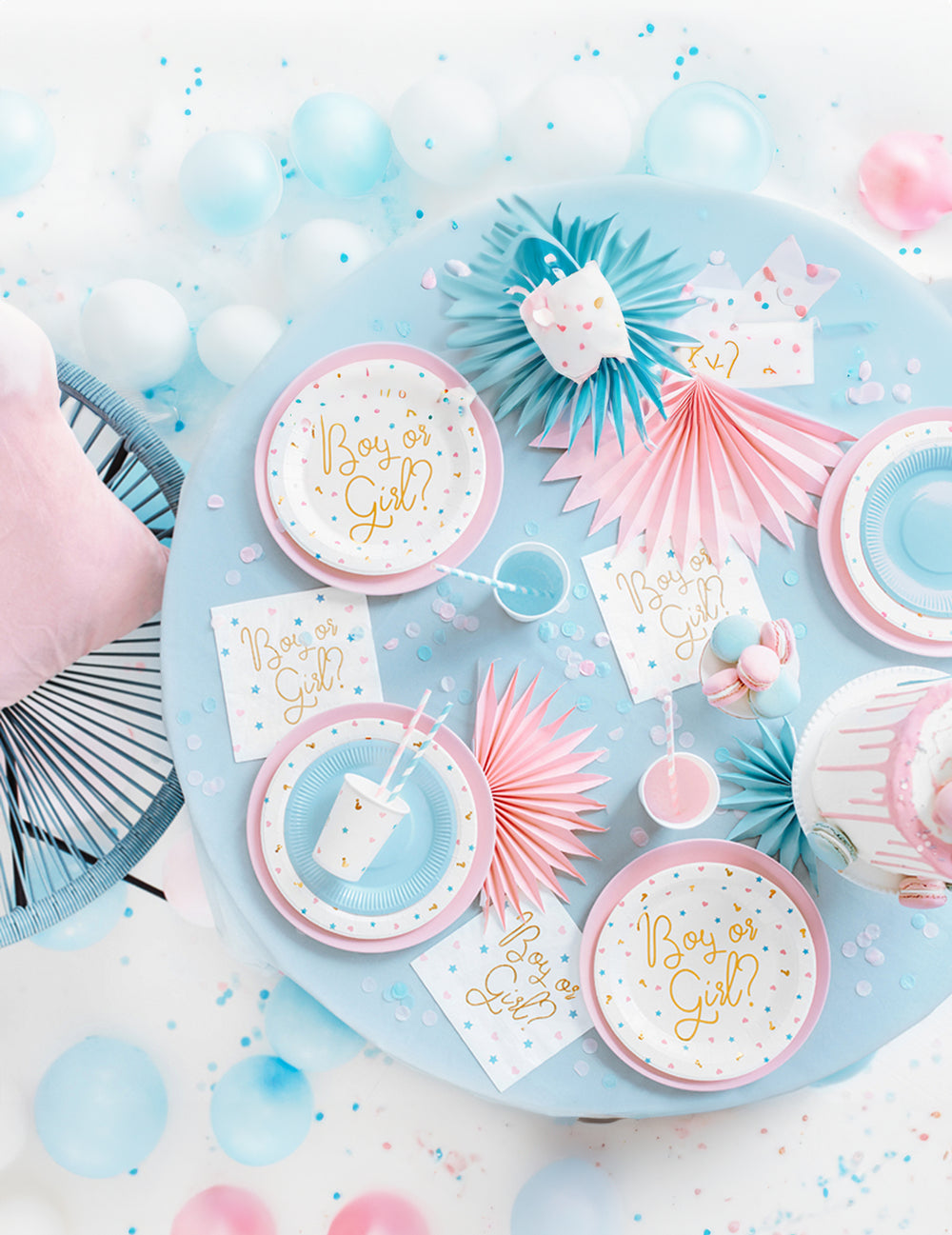 Vue de dessus de la décoration de table du gobelet en carton boy or girl pour baby shower