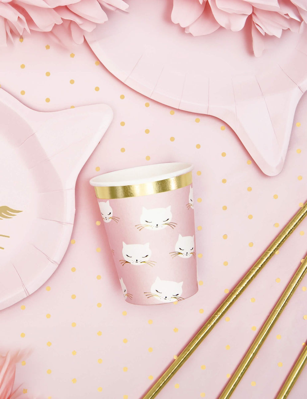 Encenação da decoração de festa dos copos de cartão gatinho