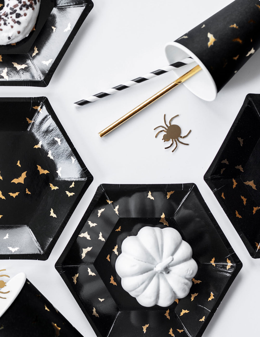 Vue de dessus de la décoration de table avec les gobelets en carton chauve-souris pour Halloween
