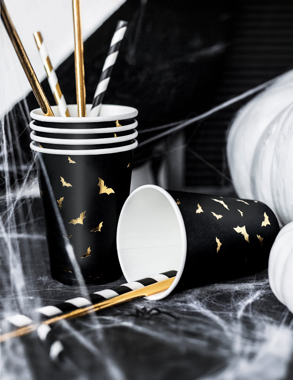 Mise en scène avec pailles du gobelet en carton chauve-souris pour Halloween