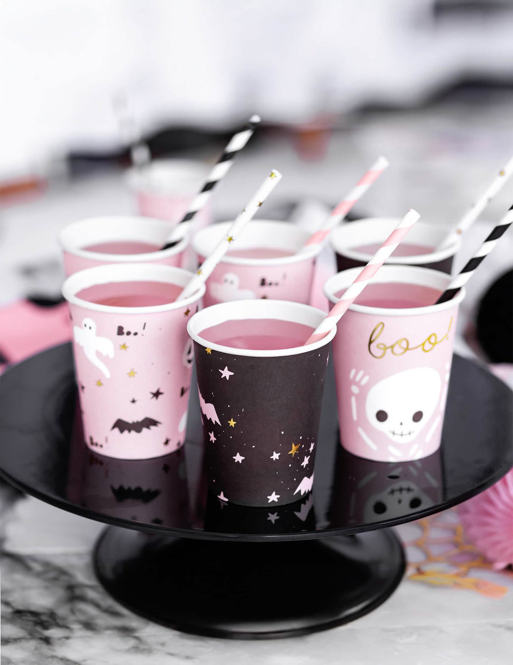 Grande plano sobre os motivos dos copos de cartão halloween