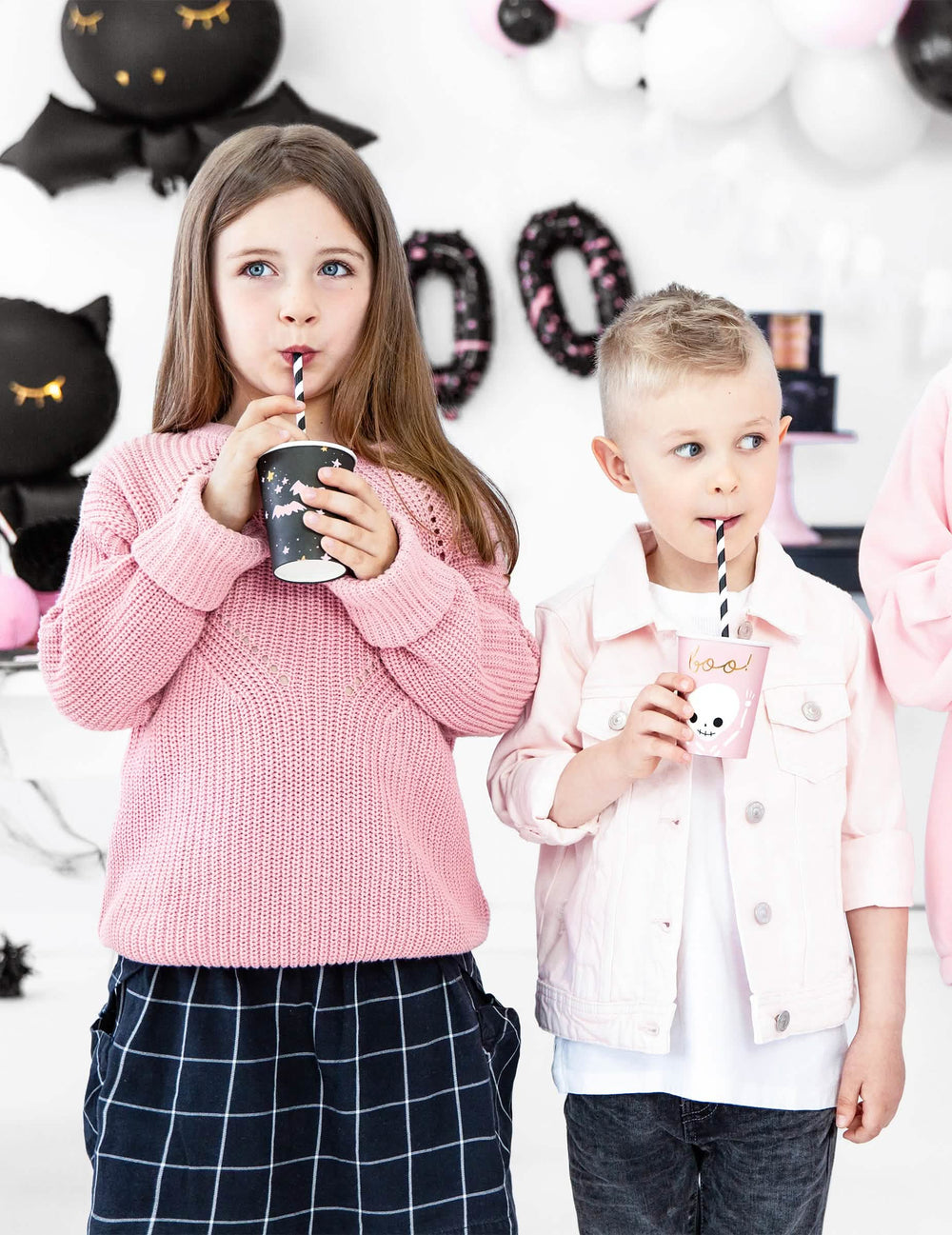 Crianças a usar os copos de cartão de halloween