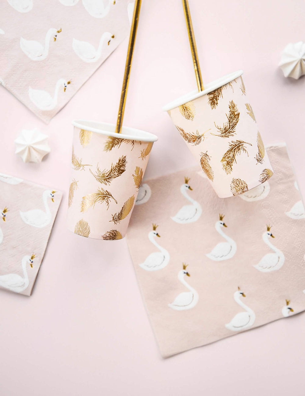 Ambientação com guardanapos dos copos de cartão lovely swan cor de rosa e penas douradas