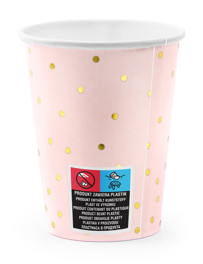 Détail du motif et du marquage du gobelet en carton rose pâle et pois dorés
