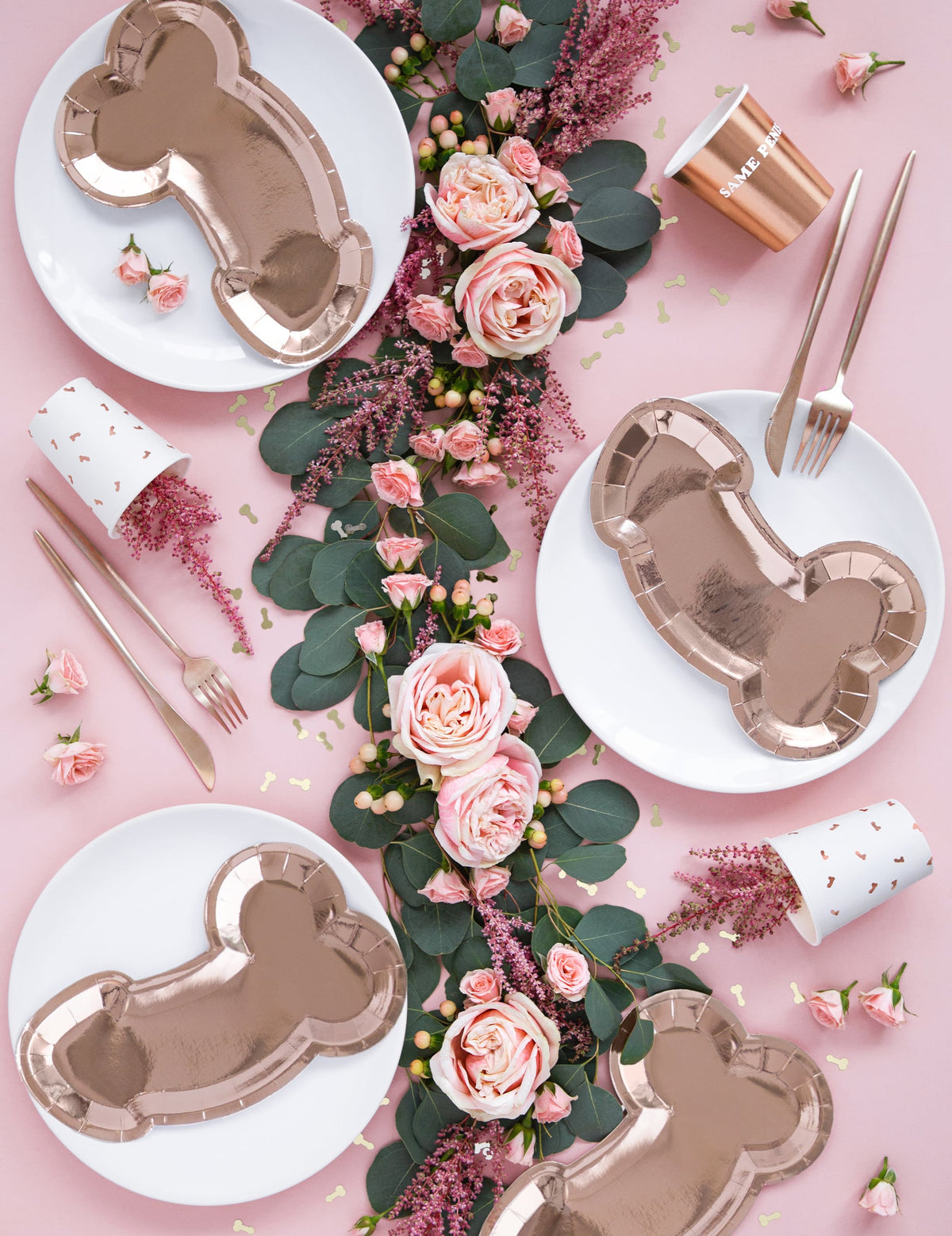 Mise en scène sur une table décorée des gobelets en carton Same penis forever