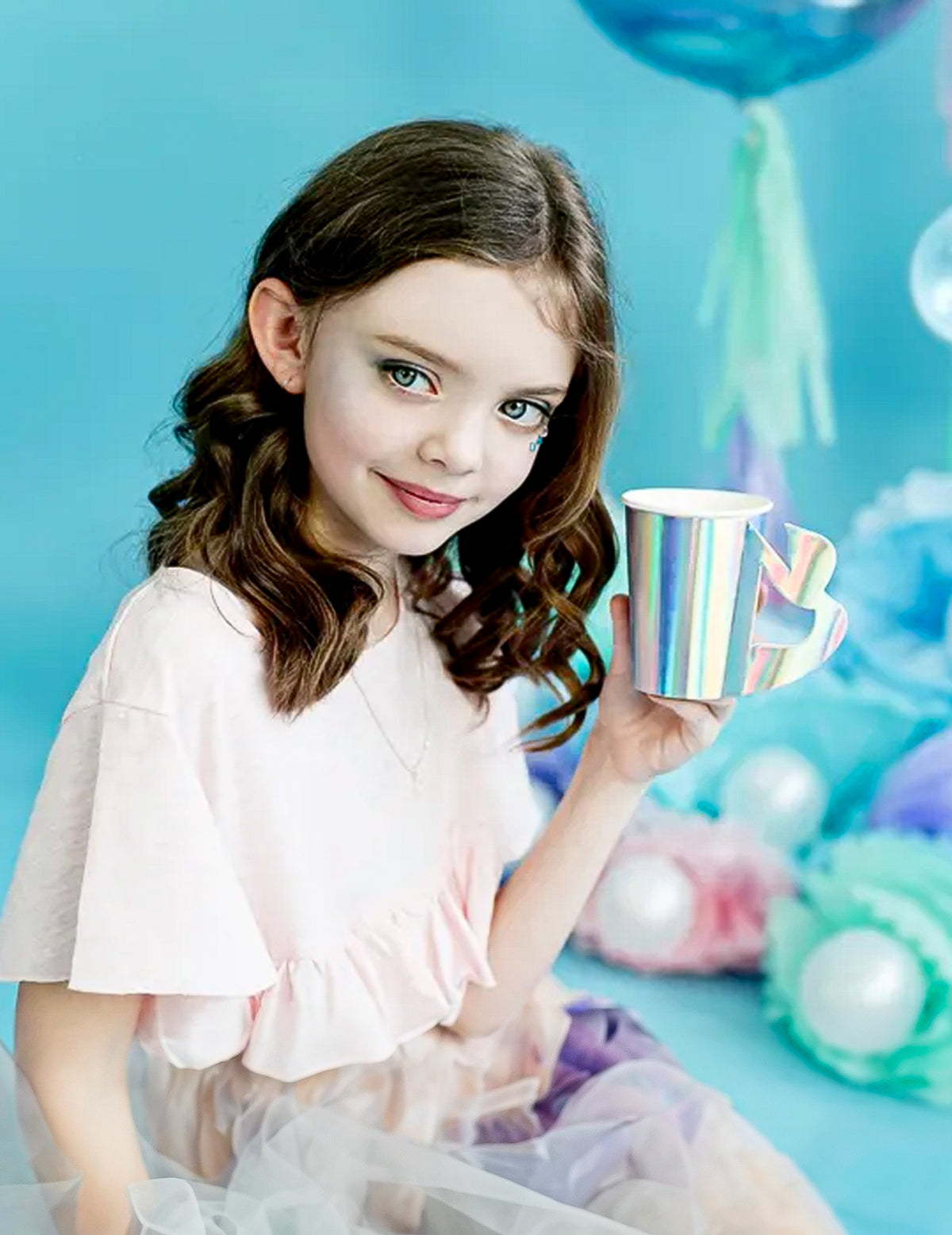Mise en situation avec une enfant du gobelet en carton sirène holographique