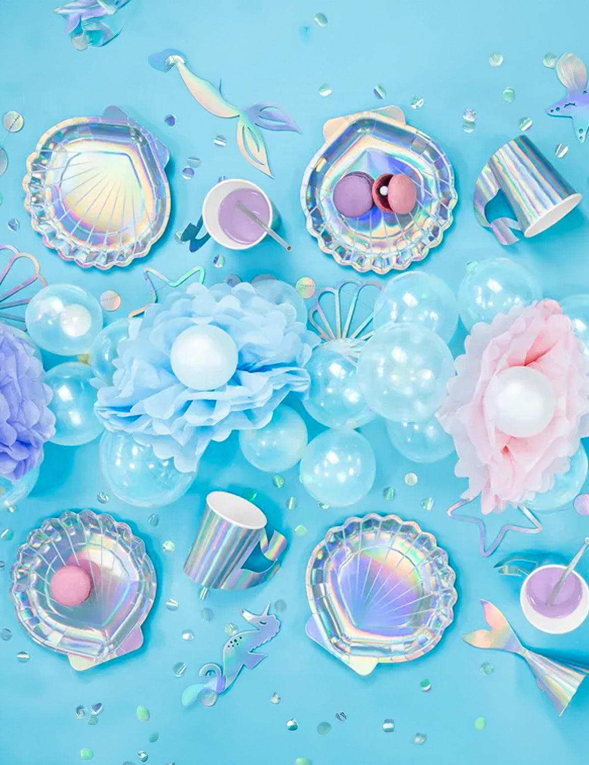 Vue de dessus de la décoration de table avec les gobelets en carton sirène holographique