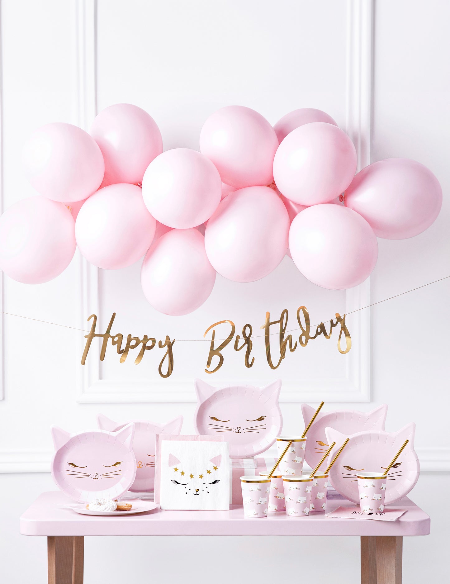 Mise en scène avec ballons et guirlande des gobelets petits chats