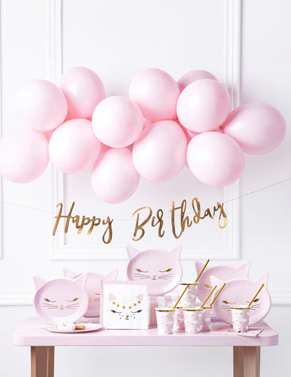Mise en scène avec ballons et guirlande des gobelets petits chats