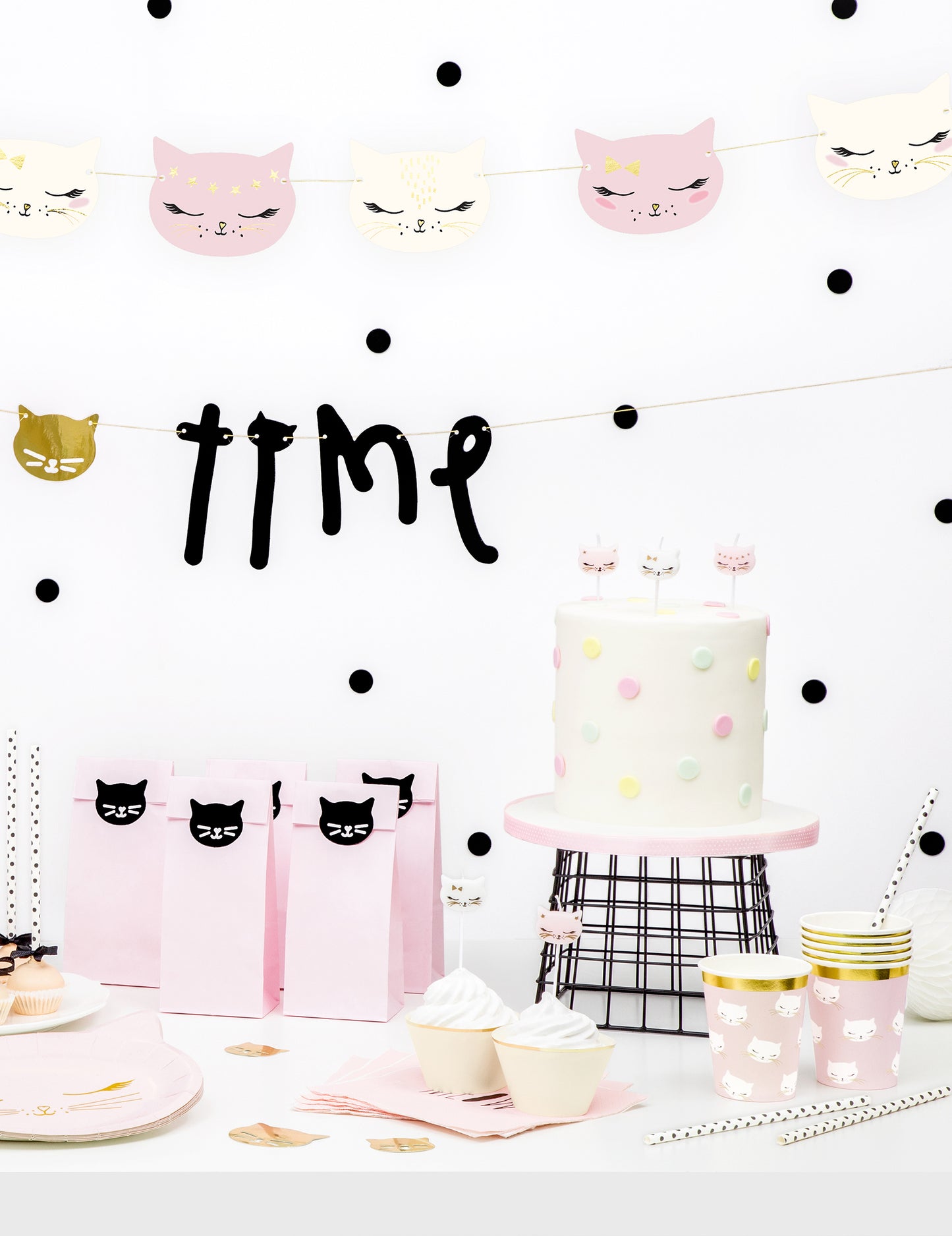 Mise en scène avec gâteau et sachets surprises des gobelets petits chats