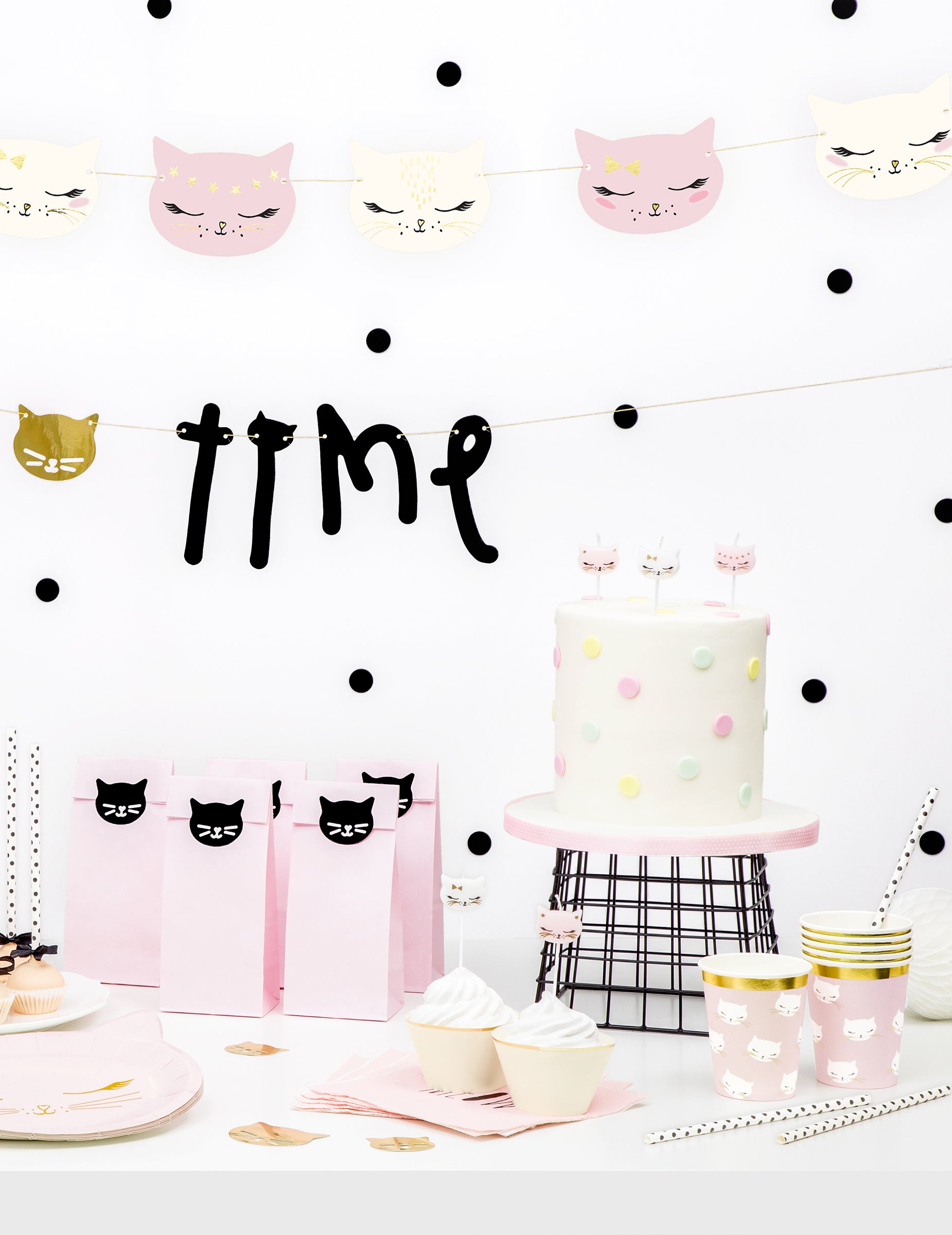 Mise en scène avec gâteau et sachets surprises des gobelets petits chats
