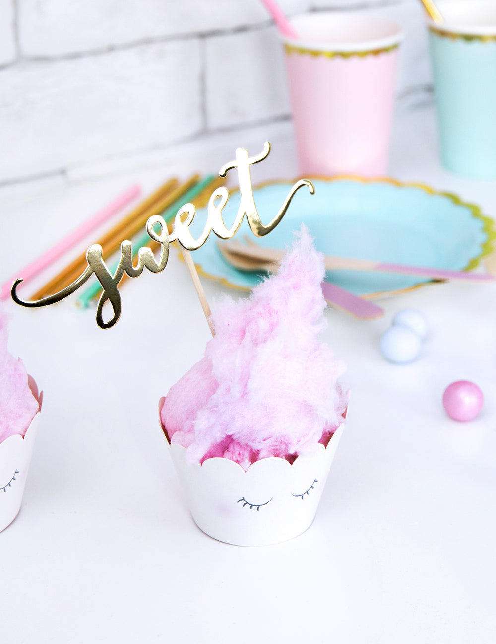 Mise en scène avec cake topper du habillage à cupcake licorne