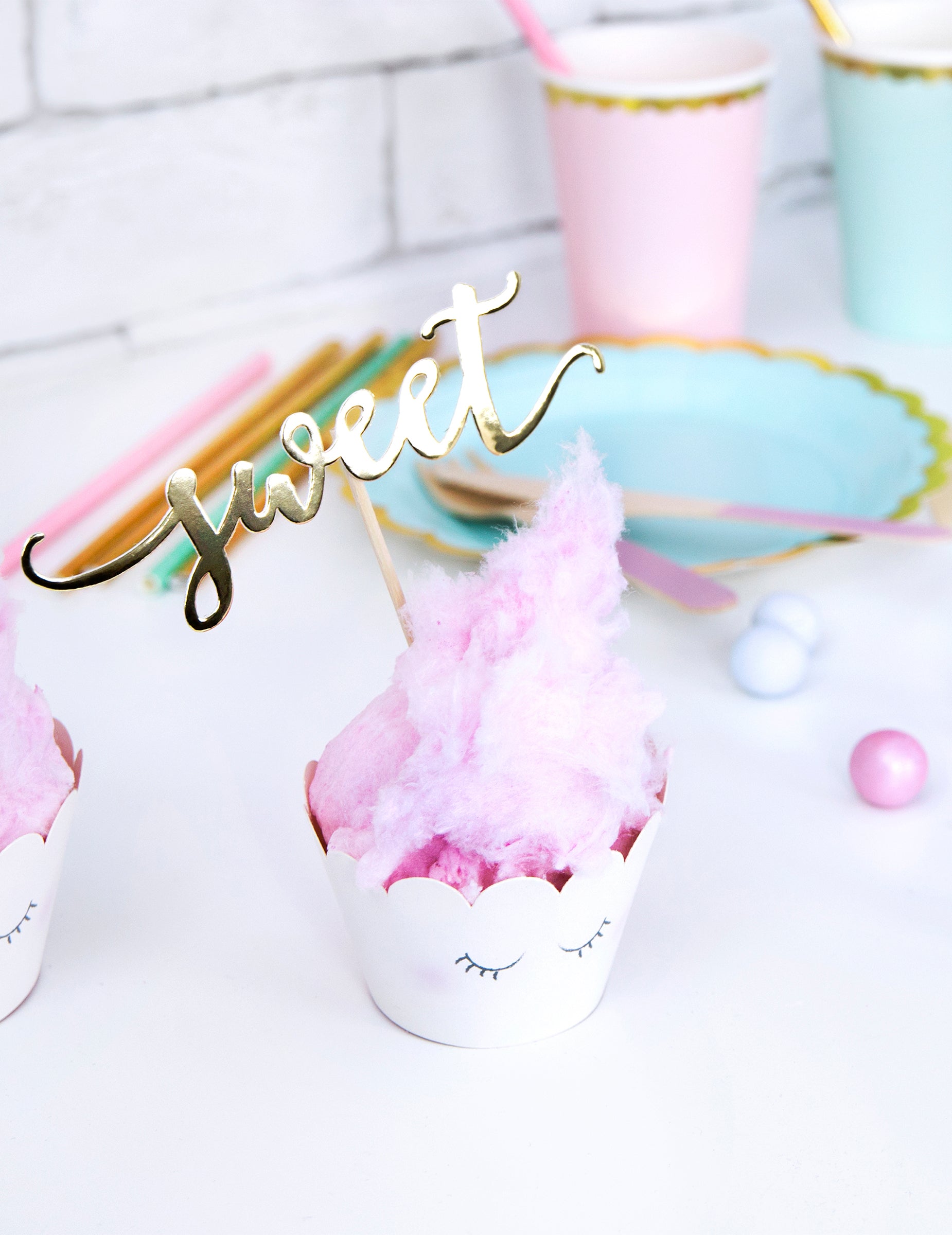 Mise en scène avec cake topper du habillage à cupcake licorne