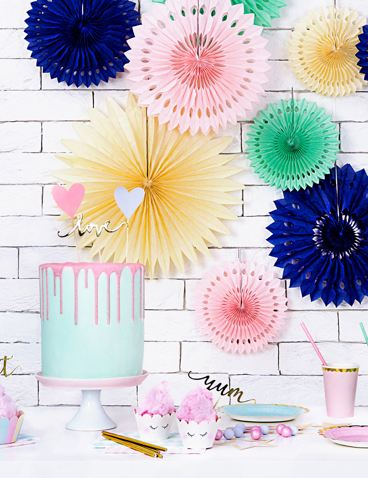 Mise en scène de table de fête des habillages à cupcake licorne pastel