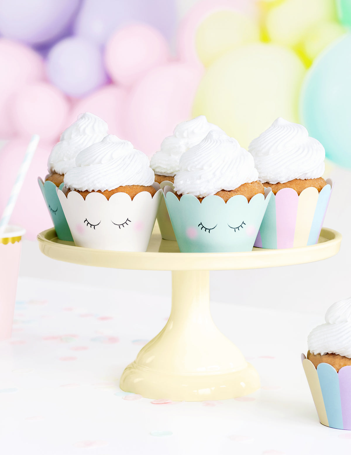 Vue d'ensemble sur un présentoir des habillages à cupcake licorne pastel