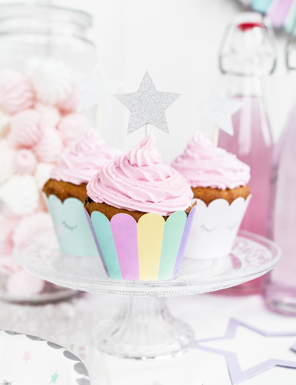 Mise en situation sur un présentoir des habillages à cupcake licorne